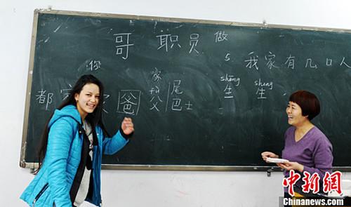 中国侨网资料图:西北师范大学2015年东干班代课老师告诉中新社记者,在与东干族新生互动时会发现,东干语保留着很多陕甘方言的“土话”。杨艳敏 摄