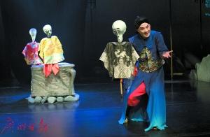 中国侨网在当代昆曲《我，哈姆雷特》中，张军一人分别用生旦净丑4个行当分饰4个角色，完成了一幕昆曲独角戏。（新华社发）