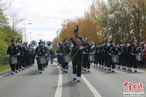中国侨网荷兰军乐团在花车巡游队伍前列演奏进行曲。（中国青年报记者 鞠辉 摄）