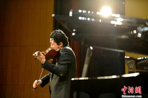 中国侨网资料图：著名小提琴演奏家吕思清。 中新网记者 富宇 摄  
