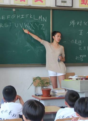 中国侨网刘睿安教孩子们简单的英文字母。（美国《侨报》资料图）