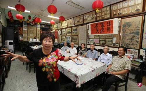 中国侨网新加坡本地已故讲古大师李大傻的入室女弟子李瑞霞（左）将在文化遗产节期间到李氏书室“讲古”。（新加坡《联合早报》/梁麒麟 摄）