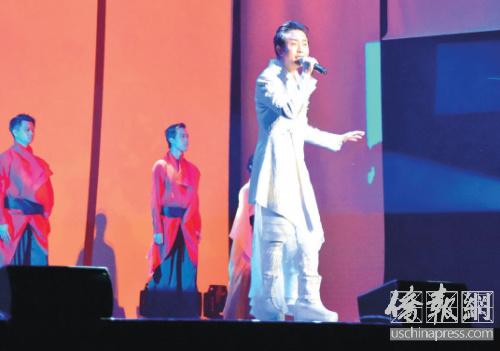 中国侨网李玉刚演唱了成名曲《国色天香》和《新贵妃醉酒》。（美国《侨报》/翁羽 摄）