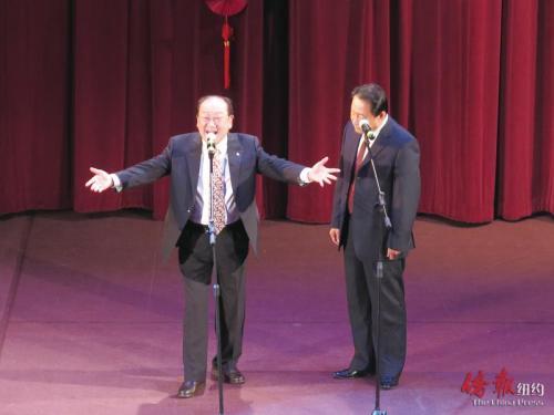 中国侨网图为魏文亮(左)和刘晰宇表演相声《欢歌笑语》。(美国《侨报》/王伊琳 摄)