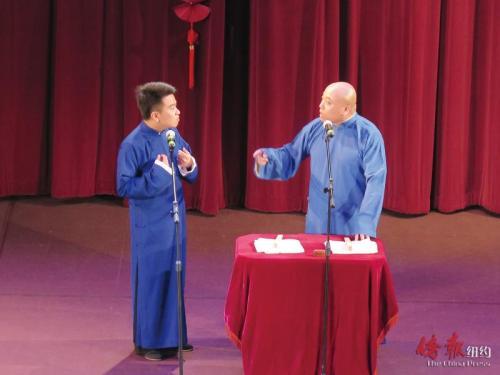 中国侨网图为李春熠(左)和臧威表演相声《规矩论》。（美国《侨报》/王伊琳 摄）