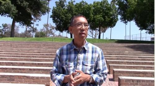 中国侨网华裔戏剧作家王元福亲自指导自己改编的英文版话剧《红楼梦》。(美国《世界日报》资料图)