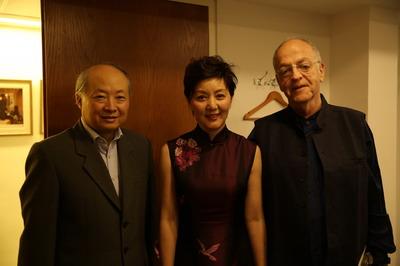 中国侨网詹永新大使(左)等祝贺演出成功