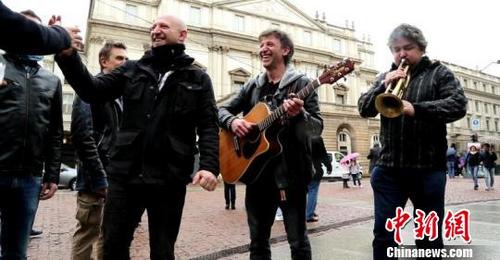 中国侨网在意大利米兰，“塞特哥拉尼兄弟”摇滚乐队以轻摇滚方式用中文演唱“茉莉花”。　王文溪　摄
