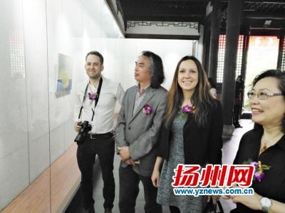 中国侨网挪威驻上海领事馆副总领事观看画展。(吴娟 摄)