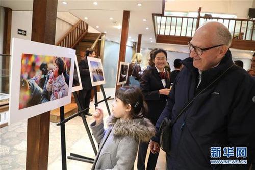 中国侨网4月24日，在波黑首都萨拉热窝，当地民众参观“丝路新颜”图片展。（哈里斯·梅米亚 摄）