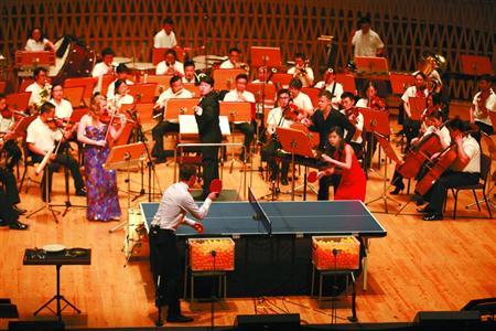 中国侨网安迪·保秋的《乒乓协奏曲》由上海交响乐团首演，乒乓在舞台上成了乐器。（资料图）