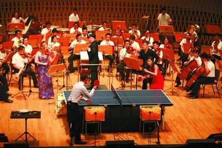 中国侨网安迪·保秋的《乒乓协奏曲》由上海交响乐团首演,乒乓在舞台上成了乐器。(资料图)