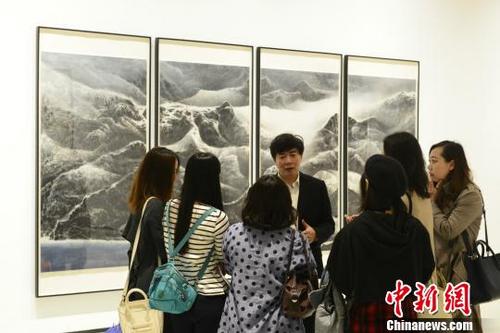 中国侨网“无垠:行进中的水墨运动——中国当代水墨年度大展”开展现场,策展人沈揆一介绍展览情况。四川美术学院供图