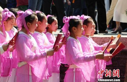 中国侨网邹城小学生在现场诵读孟子经典,“孟子曰:民为贵,社稷次之,君为轻”。 赵晓 摄
