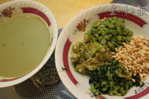 中国侨网配上各种已切碎炒熟的佐菜,如四季豆、蒜苗、菜心及爆米香等,一道美味的擂茶就此完成。(马来西亚《星洲日报》/黄志汉 摄)