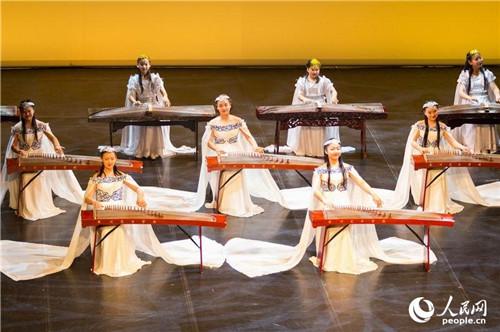 中国侨网中国青少年交流演奏古筝