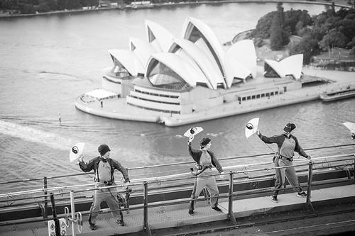 中国侨网图为5月2日，各国太极爱好者在悉尼海港大桥上表演