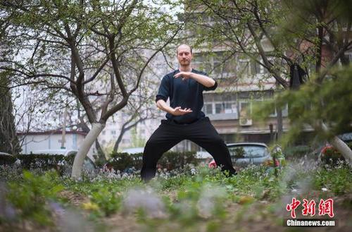 中国侨网洋小伙的中国功夫梦。(中新网记者 翟璐 摄)