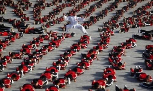中国侨网2012年10月，练武学生在河南登封嵩山少林寺表演武术。（香港《南华早报》网站）