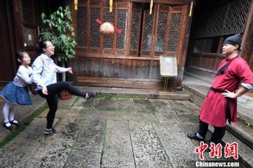 中国侨网福州市民体验蹴鞠传统民俗竞技活动。 刘可耕 摄
