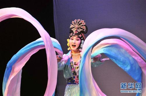 中国侨网5月6日，在新西兰首都惠灵顿，黑龙江省京剧院演员表演甩水袖动作。（新华社记者 宿亮 摄）