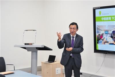 中国侨网2016年10月,张相勇在巴塞罗那大学中医学硕士研究生班开学时发言。(采访对象供图)