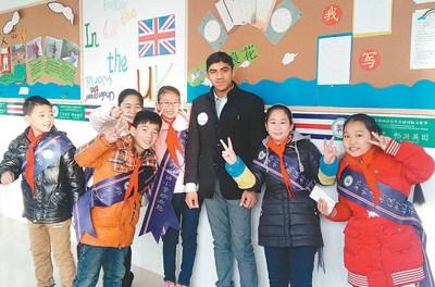 中国侨网巴基斯坦小伙儿纳西姆在中国留学期间参加志愿者活动，与中国小学生合影留念。（纳西姆提供）
