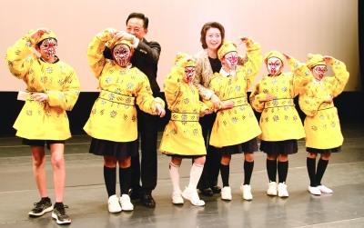 中国侨网化上戏装，日本小学生也过了一把京剧瘾。
