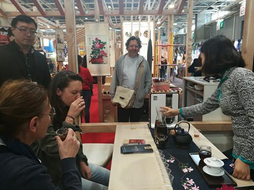 中国侨网湖南展区吸引了众多参观者。(法国《欧洲时报》/孔帆 摄)
