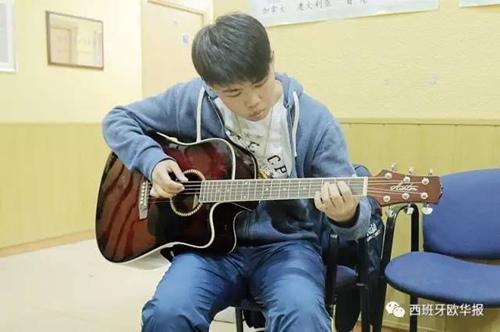 中国侨网参赛小选手在弹吉他。（西班牙《欧华报》资料图）