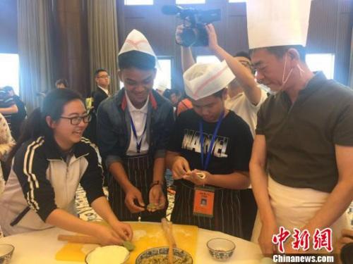 中国侨网中国和缅甸青少年一同学习包饺子。　刘旭　摄