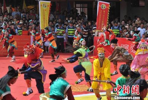 中国侨网5月7日,来自广东的国家非物质遗产英歌舞为保生大帝巡安助阵。 张斌 摄