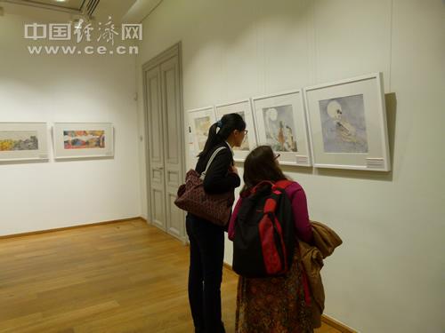 中国侨网观众欣赏中国连环画。中国经济网记者陈博 摄