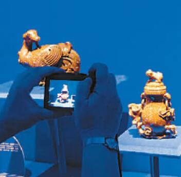 中国侨网5月8日，“紫禁城与‘海上丝绸之路’”展开幕式上，观众正在拍摄金星玻璃烧造的系列工艺品。（本报记者 王国平 摄） 