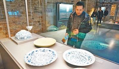 中国侨网在托普卡帕皇宫，参观者正在欣赏中国瓷器。（本报记者 王云松 摄）