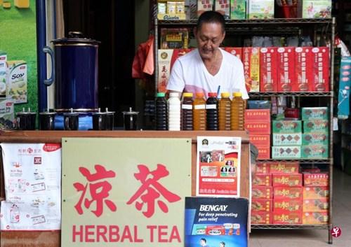 中国侨网新加坡环境局下来可能要求所有售卖凉茶的中药店必须领有执照，才能在店里烹煮和售卖凉茶。（新加坡《联合早报》/邝启聪 摄）