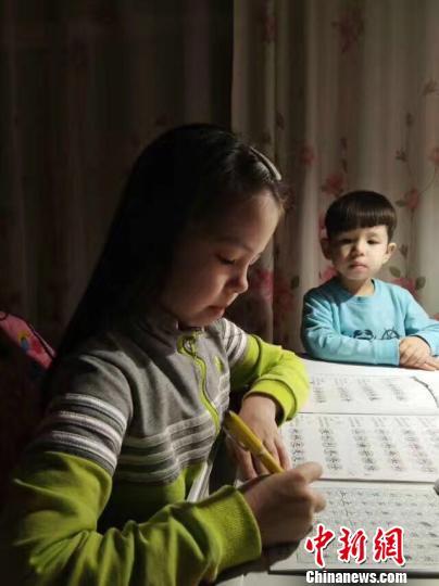 中国侨网中俄混血的女儿唐·索菲娅、儿子唐健皓在学习中国字　丽达　摄