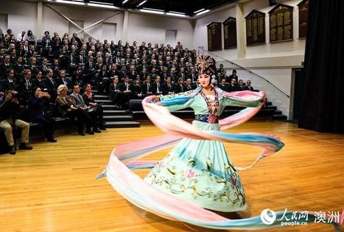 中国侨网国家一级演员、黑龙江省京剧院蒋兰兰演出京剧《天女散花》片段。(人民网记者 王思琪 摄)