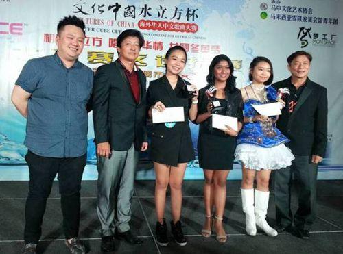 中国侨网青少年组冠亚季军得主与颁奖嘉宾合影。（马来西亚《南洋商报》）