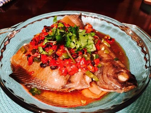 中国侨网剁椒蒸龙利(资料图:美国《世界日报》)