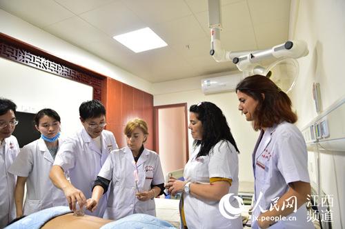 中国侨网中国—葡萄牙中医药中心学员培训班在南昌开班,来自西班牙的学员学传统中医疗法。