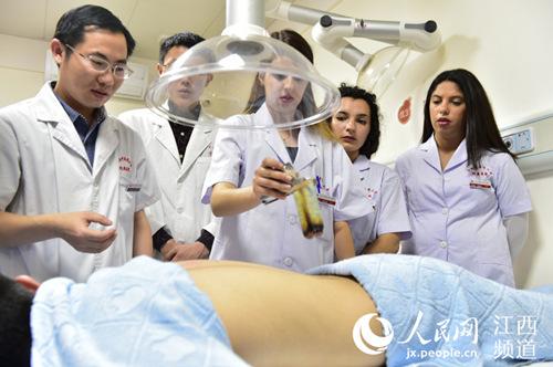 中国侨网中国—葡萄牙中医药中心学员培训班在南昌开班,来自西班牙的学员学传统中医疗法。