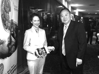 中国侨网滕俊杰（右）在3D全景声京剧电影《霸王别姬》悉尼首映式后与电影节主席利·斯莫尔女士畅谈。（资料图）