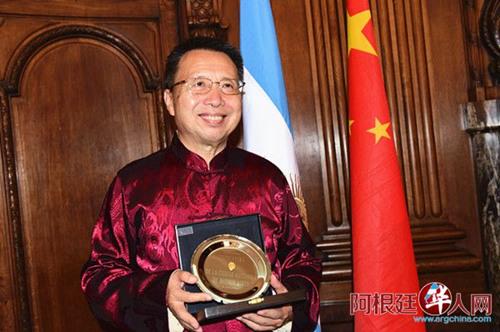 中国侨网旅阿华人中医师钟清被授予“推广中医荣誉奖”。(阿根廷华人网/柳军 摄)