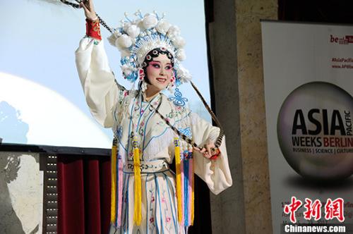 中国侨网当地时间5月16日,柏林亚太周中国使馆日活动上由成都市呈现的的川剧表演《人间好》。 中新社记者 彭大伟 摄