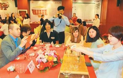 中国侨网图为茶艺师向中外友人展示茶艺。（图片由主办方提供）
