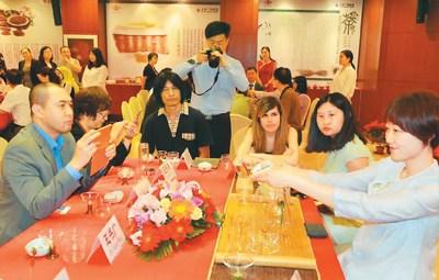 中国侨网图为茶艺师向中外友人展示茶艺。(图片由主办方提供)