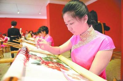 中国侨网湖南湘绣城绣女赶制海外市场绣品。