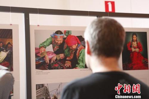 中国侨网第三届中国-欧盟文化艺术节开幕式系列活动18日在布鲁塞尔启动。内蒙古风情图片展等中国少数民族文化吸引了众多欧盟官员、比利时当地民众参与其中。　沈晨 摄