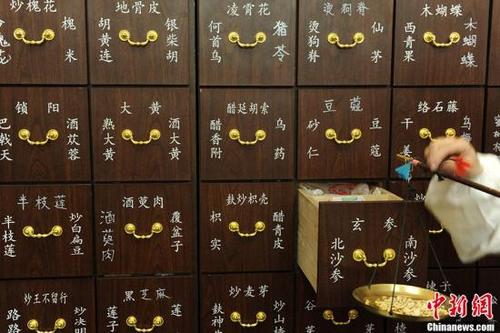 中国侨网北京某中药店内。（中新社发 张娅子 摄）